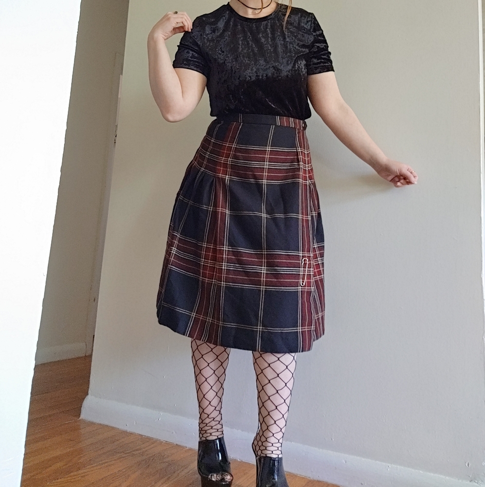 Sportrite vintage 70s black & red plaid kilt skirt. Size 16